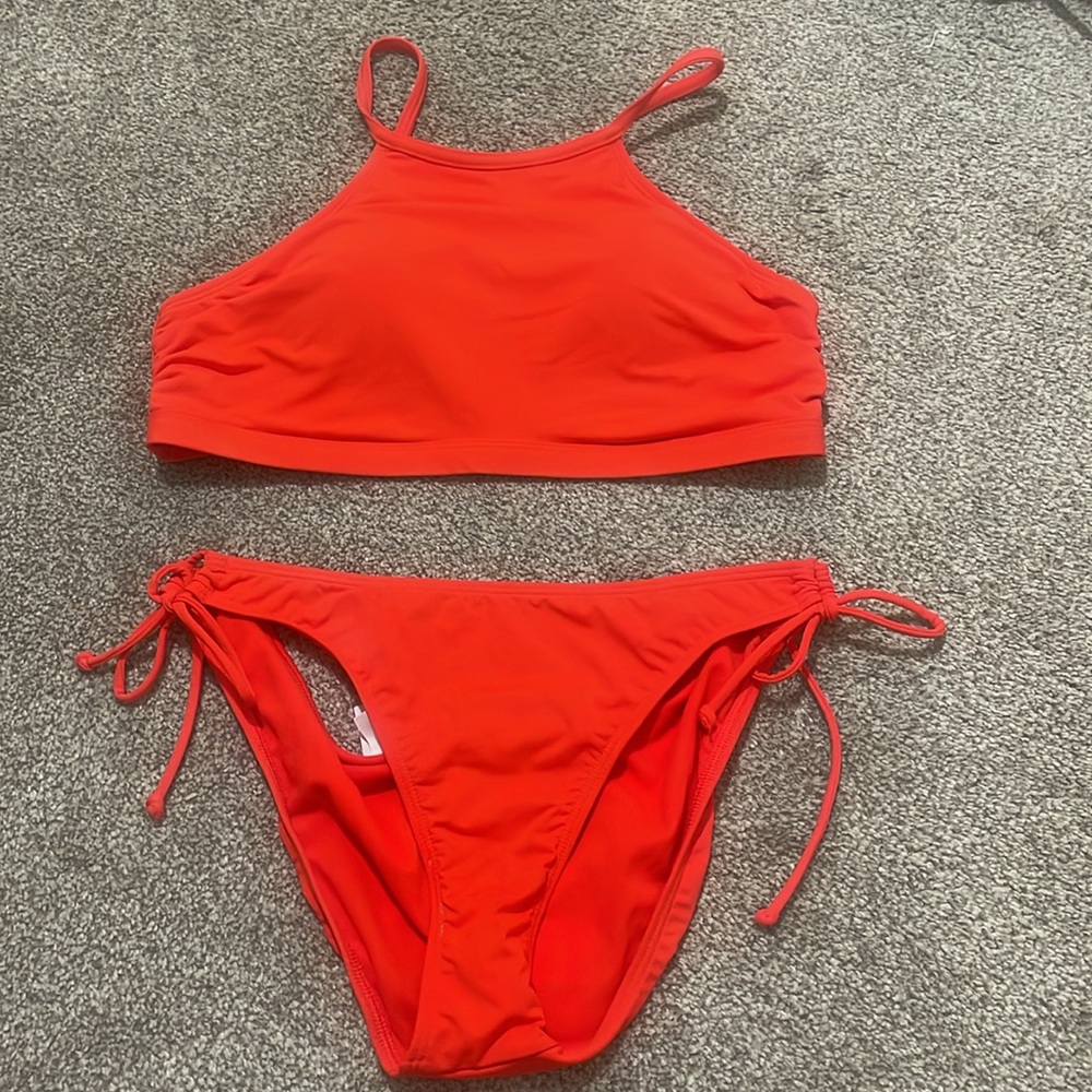 Athleta bikini. Excellent condition. Size medium/ cups included